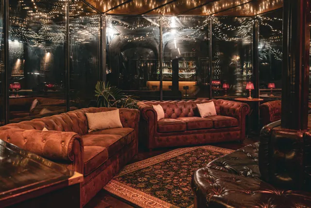 Divani chesterfield e atmosfera privata per eventi aziendali
