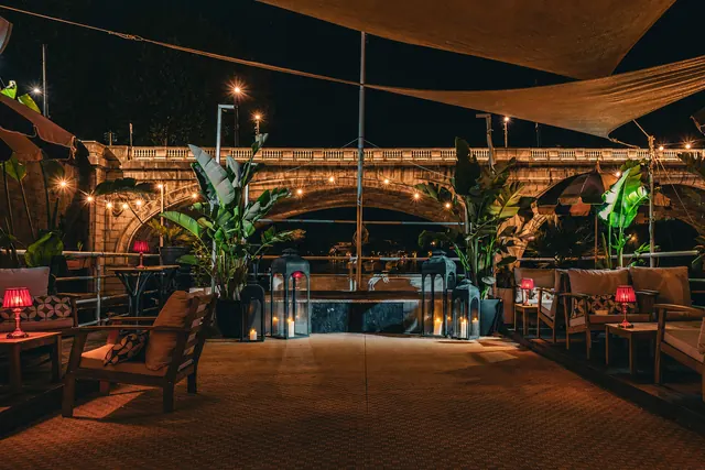 Terrazza sul Tevere illuminata per eventi networking a Roma